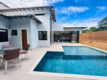 59-V Bela casa com �rea gourmet integrada � piscina